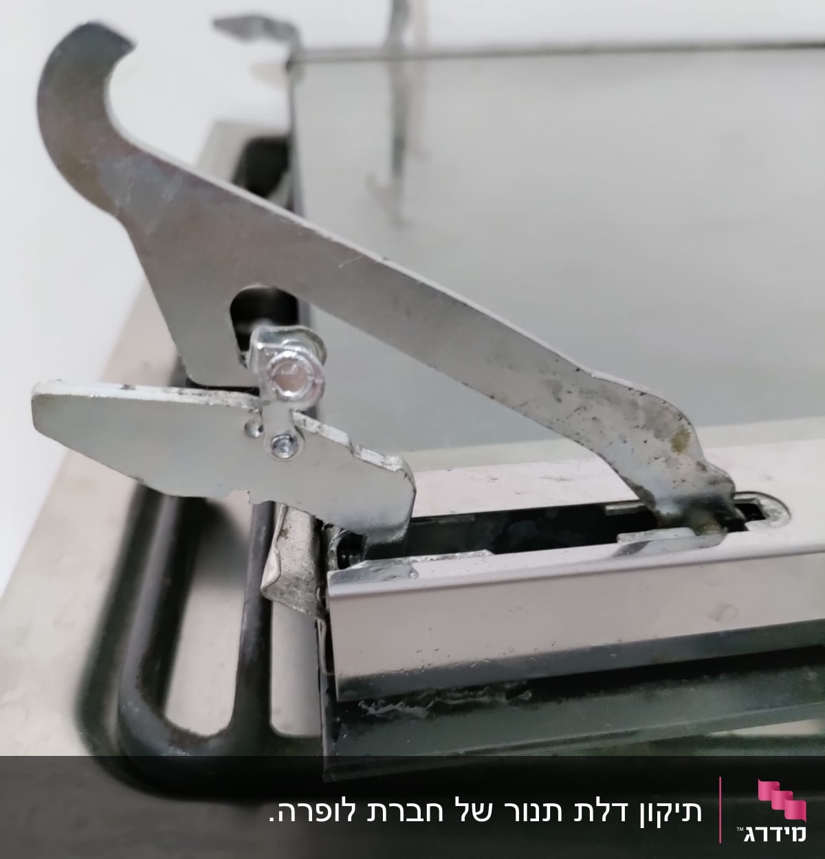 מנגנון מתכת עם ברגים על משטח תעשייתי
